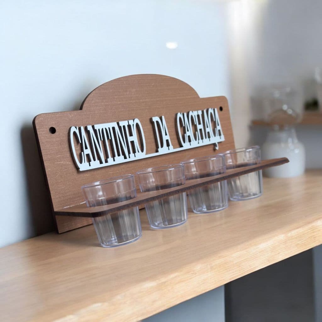 Placa Decorativa Cantinho da Cachaça em mdf com 4 copinho em Acrilico de 60 ml Cantinho da Cachaça Retro