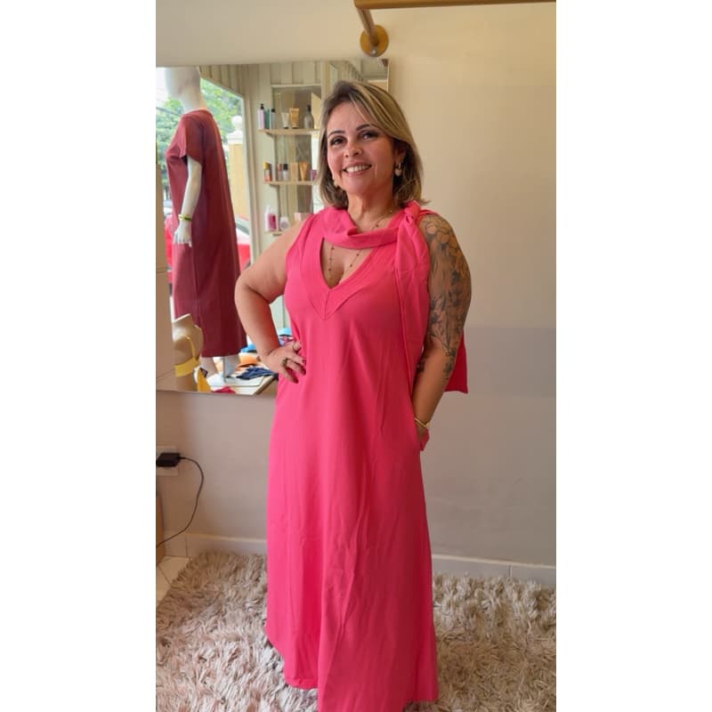 Vestido Amaro Midi Coral Elegante ✨  Perfeito para quem busca conforto e estilo em uma única peça!
